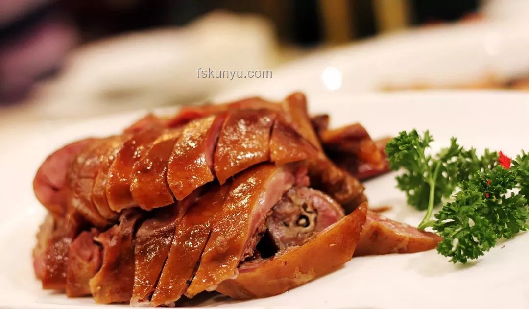 巴黎世家“北京烤鸭”包购买指南：奢华与美食灵感的碰撞